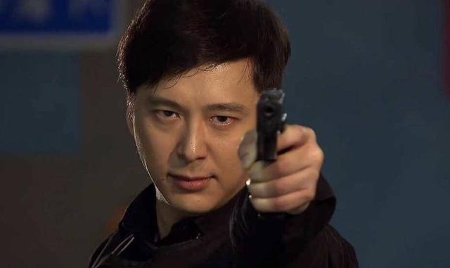 其实邓健泓算是一个全能的艺人,当年亦因为《使徒行者》名声大噪