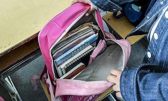 孩子的书包翻完就后悔,书包里的世界"无奇不有",只有你想不到