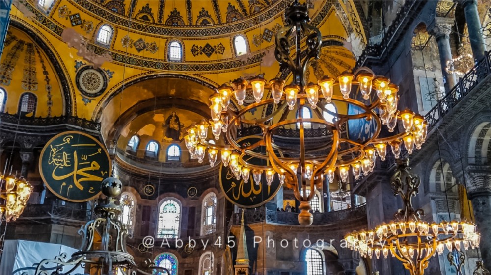 圣索菲亚大教堂圆顶的四角分别有一幅六翼炽天使像,上图灯架后面东南