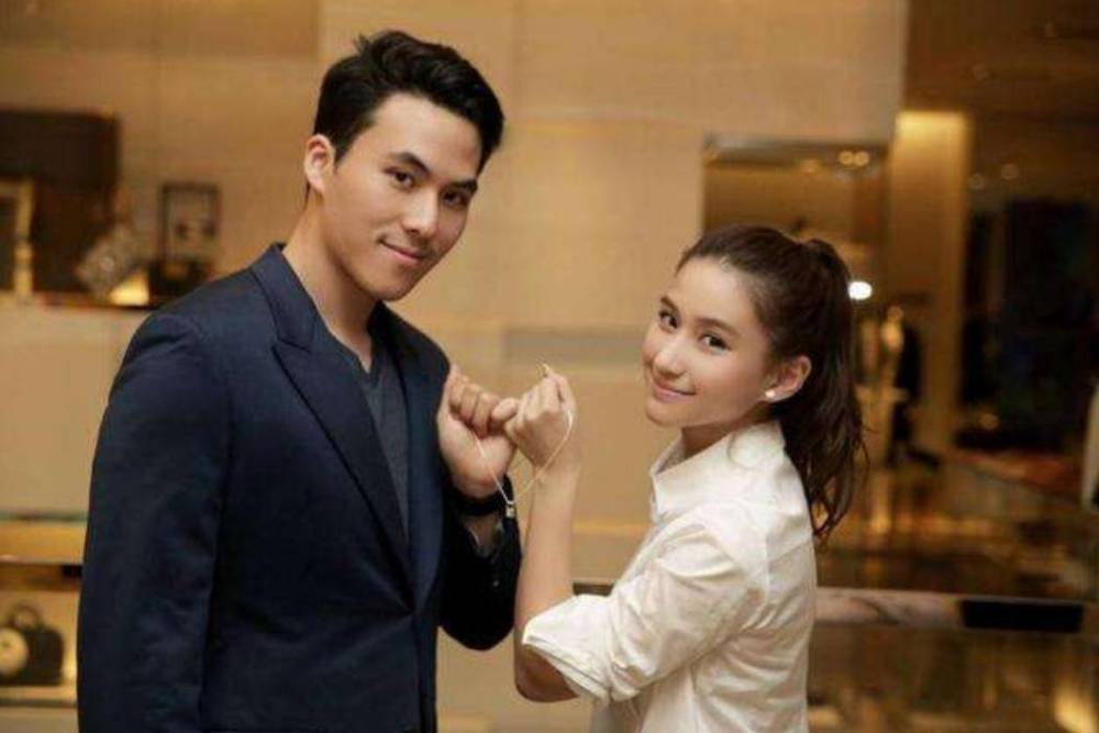 何猷启|赌王三房孙女正脸曝光！颜值与父母差距大，肉脸圆嘟嘟被赞可爱