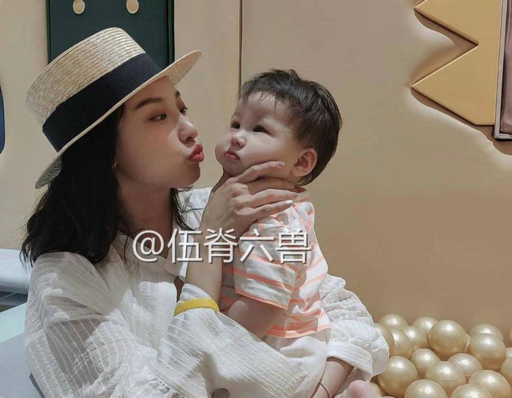 何猷启|赌王三房孙女正脸曝光！颜值与父母差距大，肉脸圆嘟嘟被赞可爱