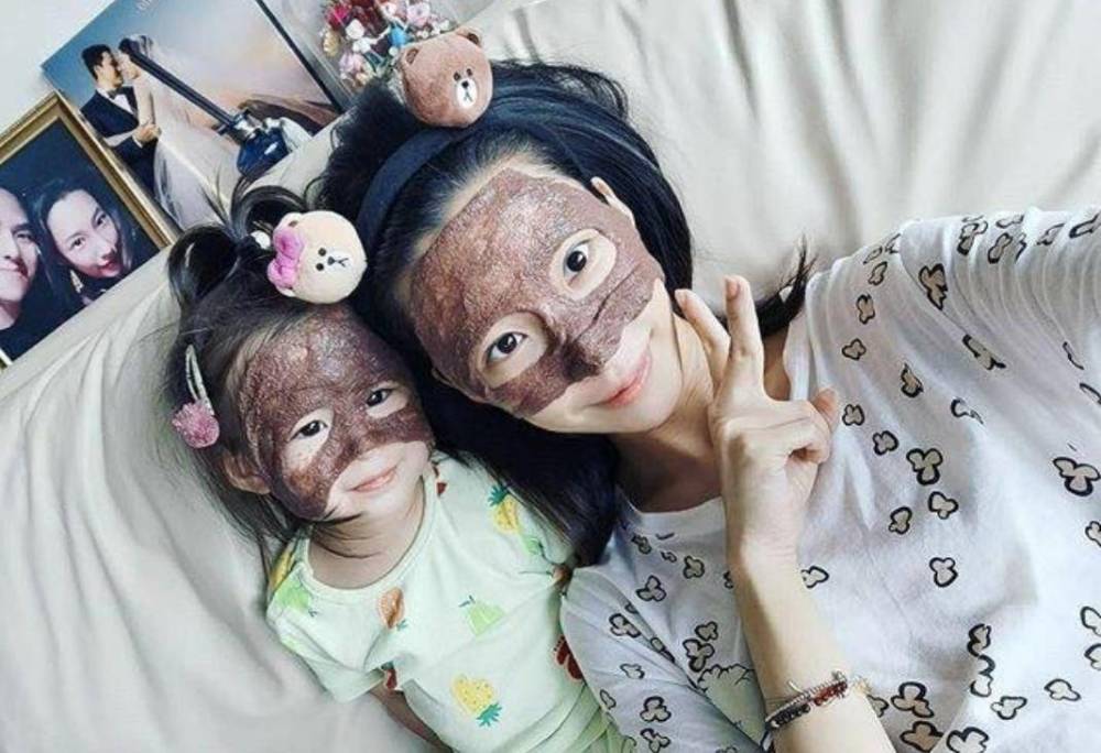 何猷启|赌王三房孙女正脸曝光！颜值与父母差距大，肉脸圆嘟嘟被赞可爱