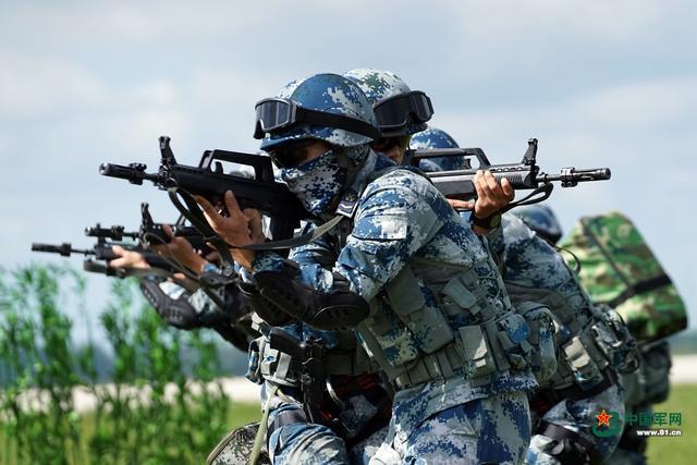 告别"蓝精灵":空降兵精锐换装星空迷彩,新行头有内味了