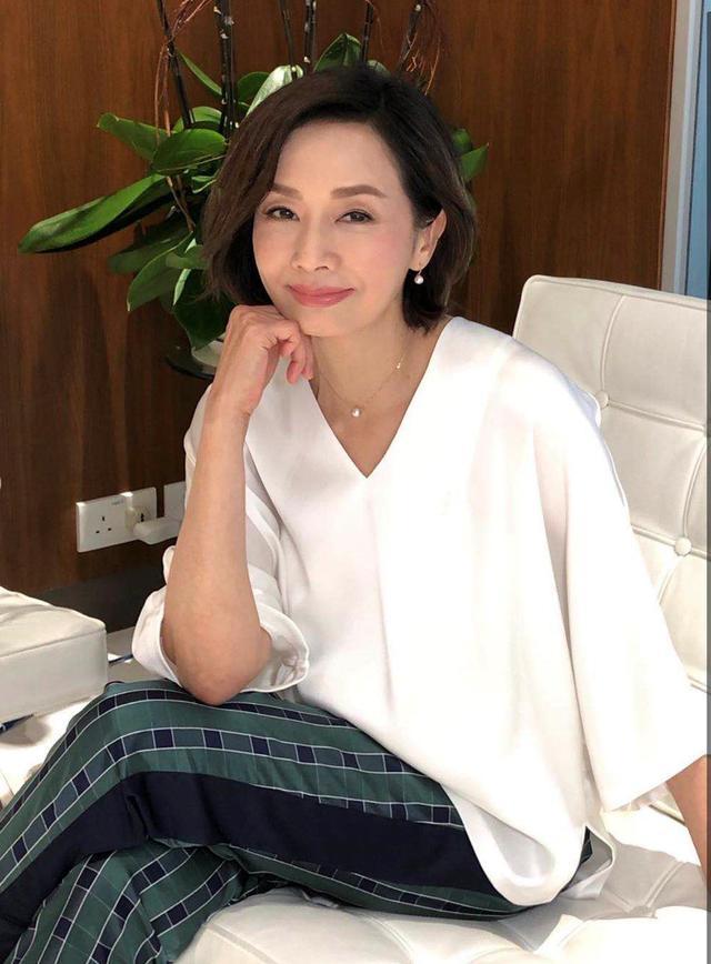 毛舜筠罕曝近况晒与19岁女儿合照似姐妹三婚嫁大15岁老公