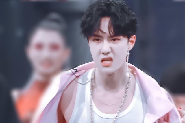 王一博|王一博反撩小宝，粉丝神回复：不要“撩”一头狮子，哪怕它是幼狮