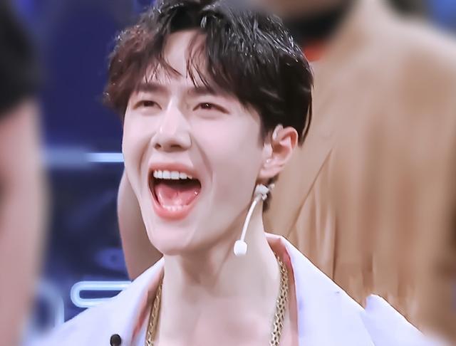 王一博|王一博反撩小宝，粉丝神回复：不要“撩”一头狮子，哪怕它是幼狮