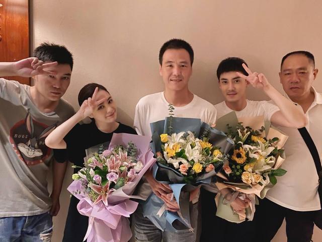 钟欣潼|阿娇受伤4天后开工！合照用手遮伤口状态好，比小6岁男星更显嫩