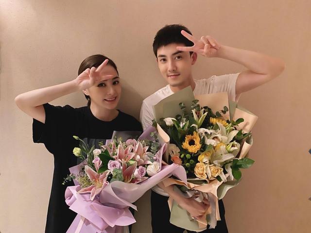 钟欣潼|阿娇受伤4天后开工！合照用手遮伤口状态好，比小6岁男星更显嫩