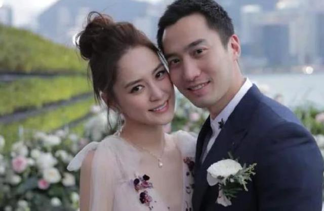 钟欣潼|阿娇受伤4天后开工！合照用手遮伤口状态好，比小6岁男星更显嫩