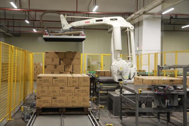 探秘东莞食品龙头企业徐福记:机器人边工作边"唱歌"智能化设备生产