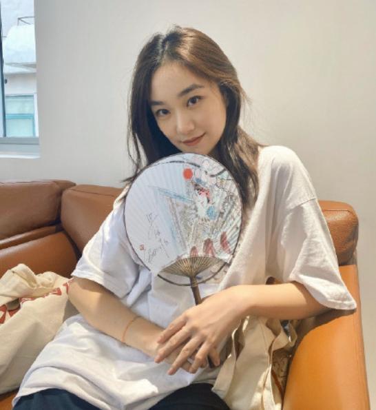 孙艳|孙艳欲送蛋糕被姐姐拒绝！同父异母关系好，姐妹同框颜值高