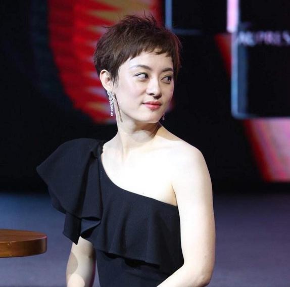 孙艳|孙艳欲送蛋糕被姐姐拒绝！同父异母关系好，姐妹同框颜值高