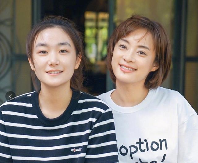 孙艳|孙艳欲送蛋糕被姐姐拒绝！同父异母关系好，姐妹同框颜值高