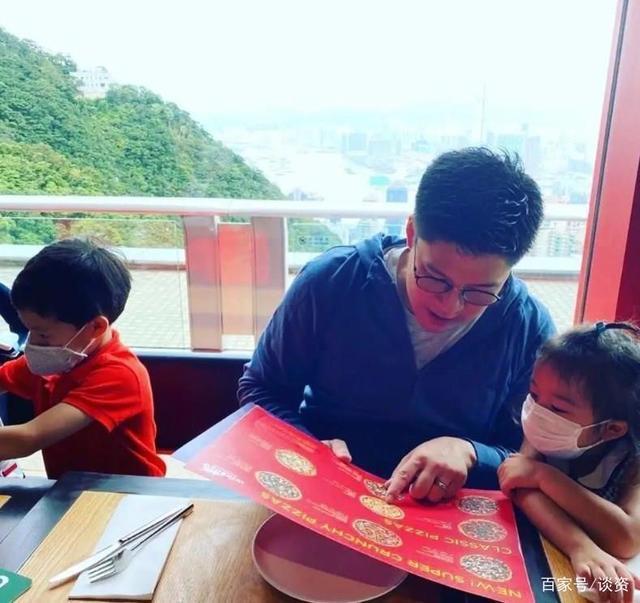 郭晶晶|郭晶晶霍启刚秀恩爱，趁孩子不在享受二人世界，两人看的电影很高能