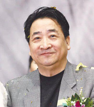 姜昆|太接地气！69岁老艺术家姜昆冒雨演出，贴心搀扶身旁女伴防滑倒