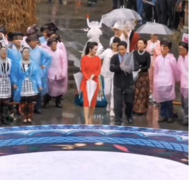 姜昆|太接地气！69岁老艺术家姜昆冒雨演出，贴心搀扶身旁女伴防滑倒