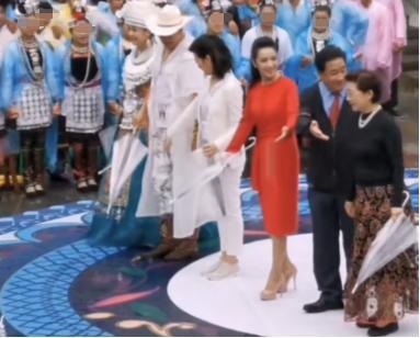 姜昆|太接地气！69岁老艺术家姜昆冒雨演出，贴心搀扶身旁女伴防滑倒