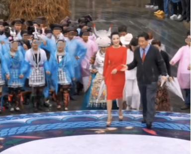 姜昆|太接地气！69岁老艺术家姜昆冒雨演出，贴心搀扶身旁女伴防滑倒