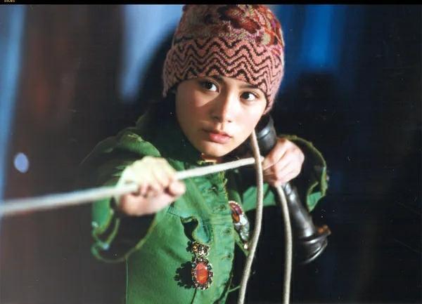 钟欣潼|阿娇拆绷带后首露面，拿手遮住伤口，网友：不会留疤了吧？