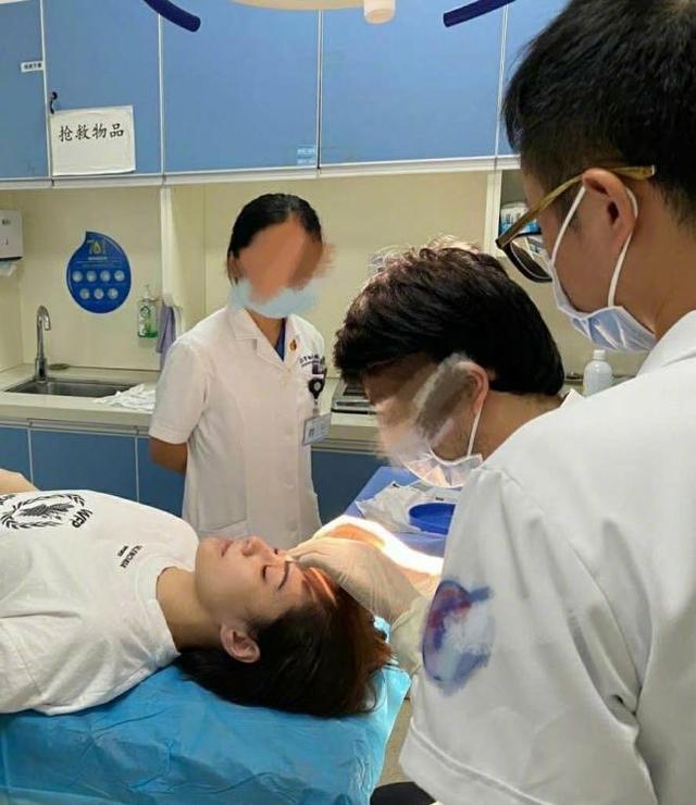 钟欣潼|阿娇拆绷带后首露面，拿手遮住伤口，网友：不会留疤了吧？