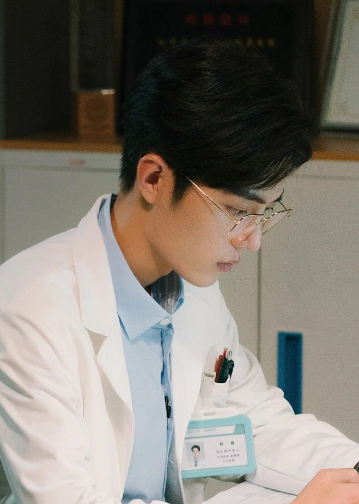 余生请多指教|肖战昔日愿景泡汤，《余生》官博8个月未更新，今年定档概率不大