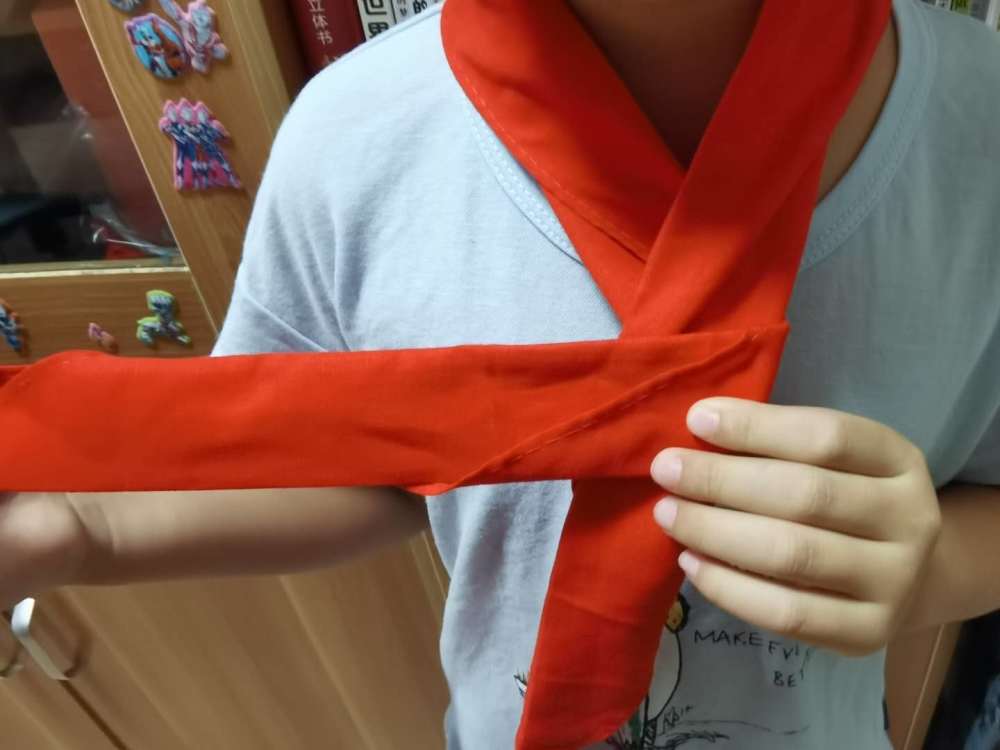 孩子问你红领巾怎么系你不记得了快来复习一下别出丑啦