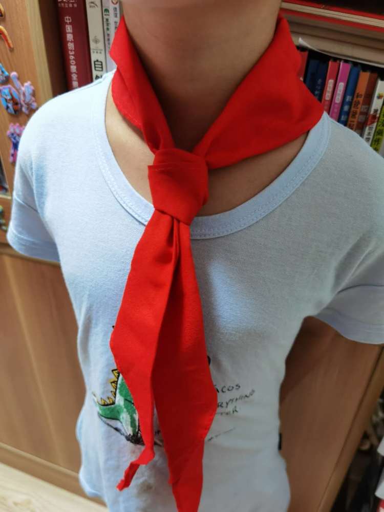 孩子问你红领巾怎么系你不记得了快来复习一下别出丑啦