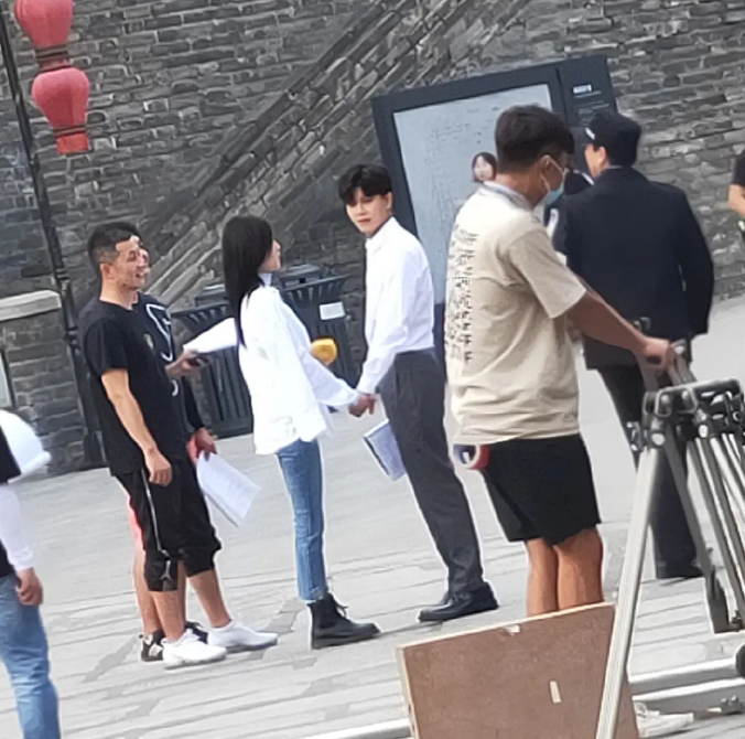 一生一世|《一生一世》在热拍，路人却偶遇偷拍，生图下的主角太般配了吧