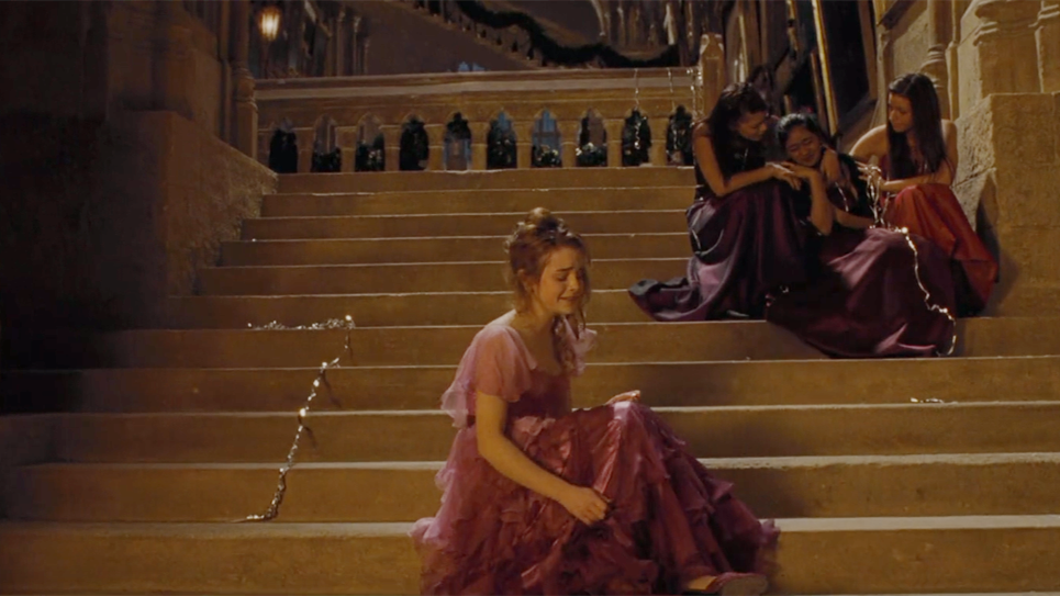 2,圣诞舞会上被罗恩挖苦就因为罗恩的这句无心"吐槽",赫敏躲在女盥洗