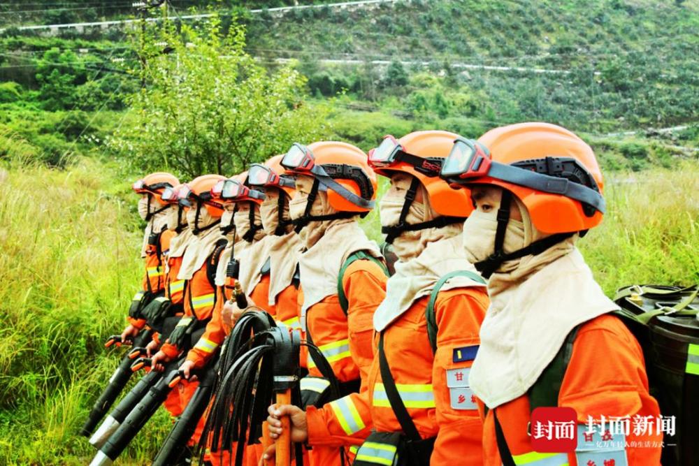 场面超燃直击四川森林消防员灭火实战演练