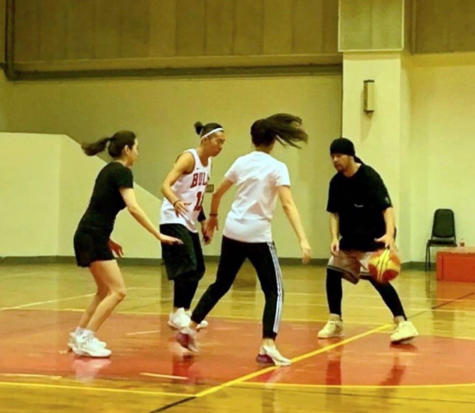 周杰伦|周杰伦陪众美女打篮球，仨球友背景强大，千亿富士康老板娘在其中