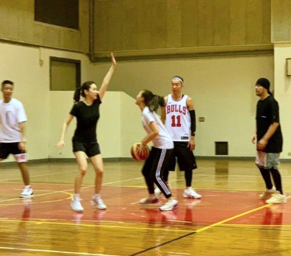 周杰伦|周杰伦陪众美女打篮球，仨球友背景强大，千亿富士康老板娘在其中