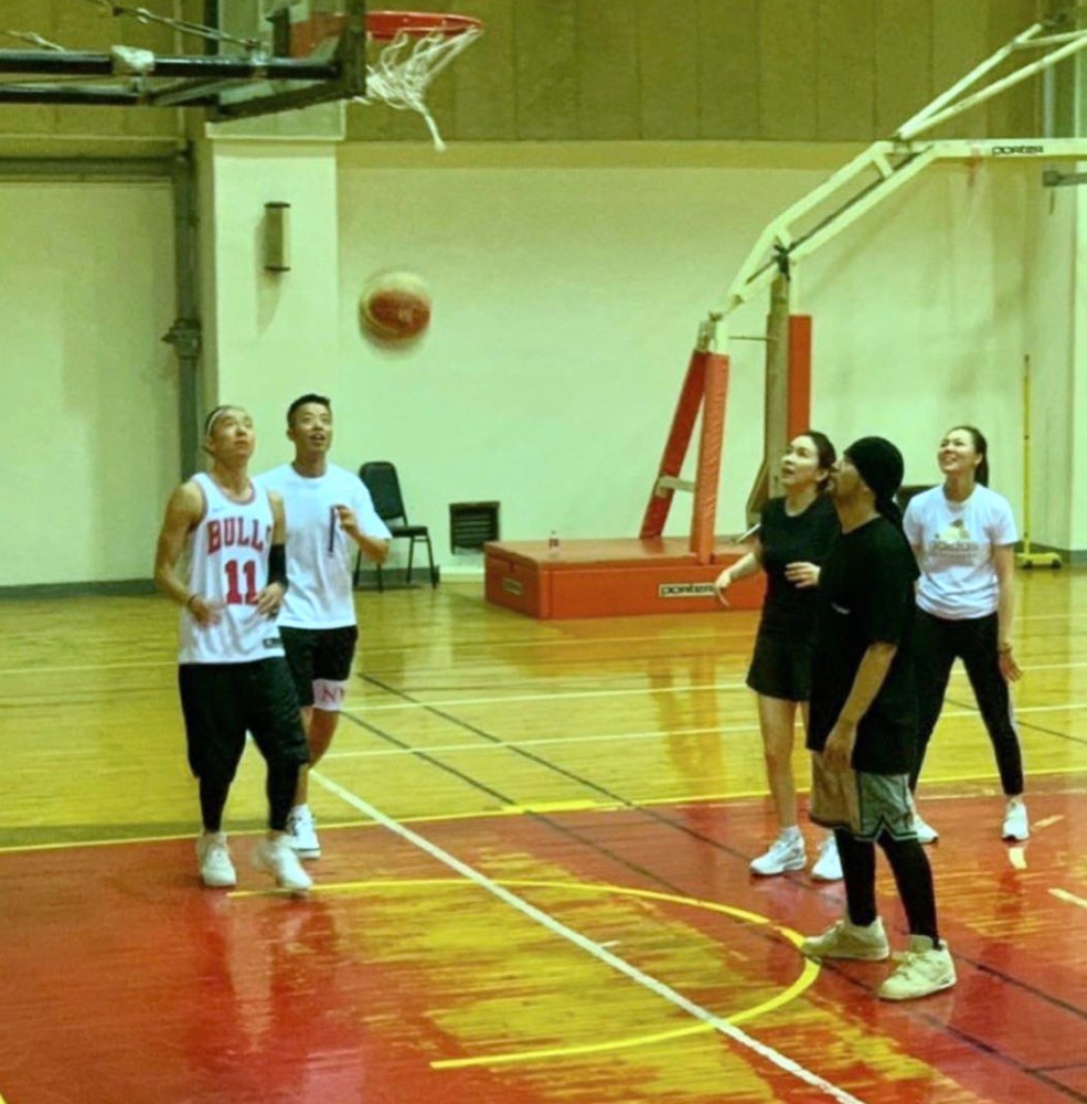 周杰伦|周杰伦陪众美女打篮球，仨球友背景强大，千亿富士康老板娘在其中