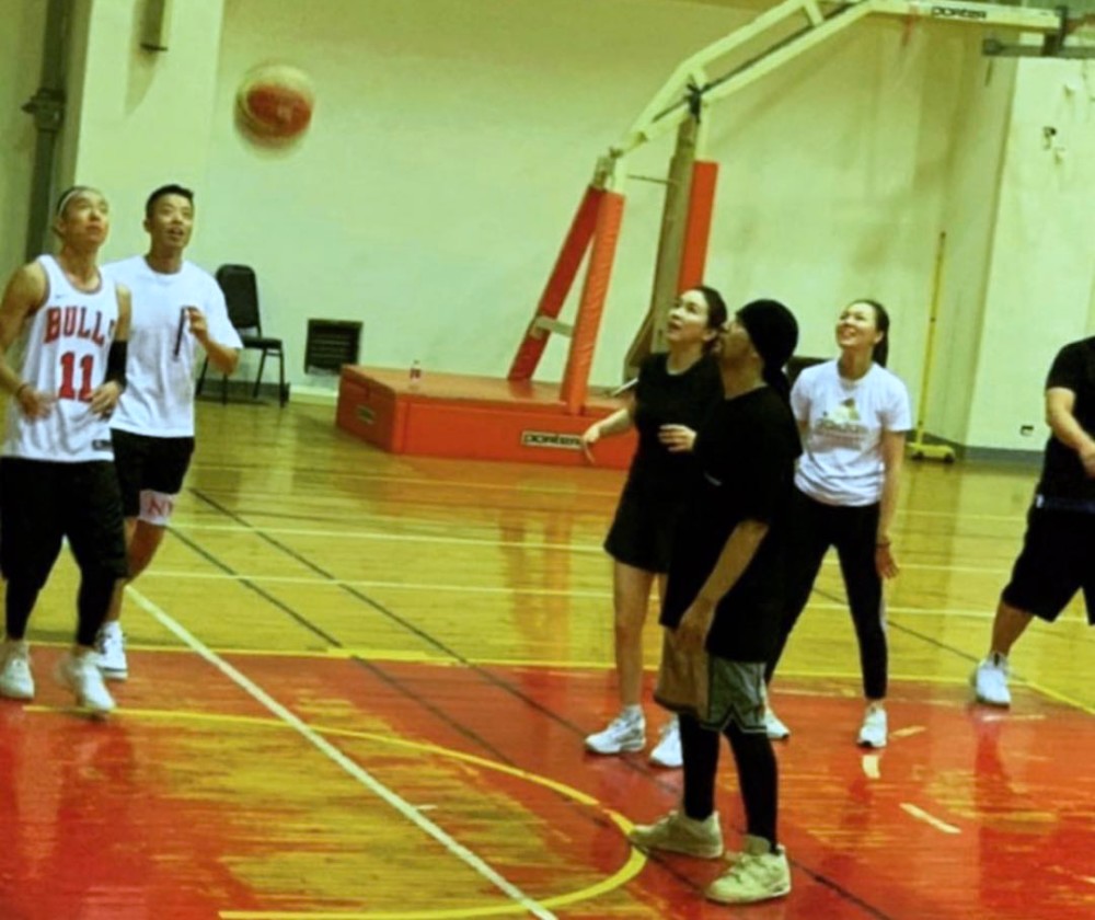 周杰伦|周杰伦陪众美女打篮球，仨球友背景强大，千亿富士康老板娘在其中