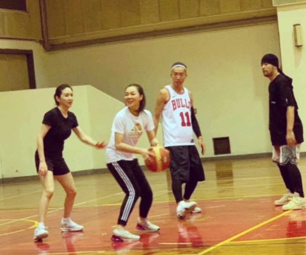 周杰伦|周杰伦陪众美女打篮球，仨球友背景强大，千亿富士康老板娘在其中