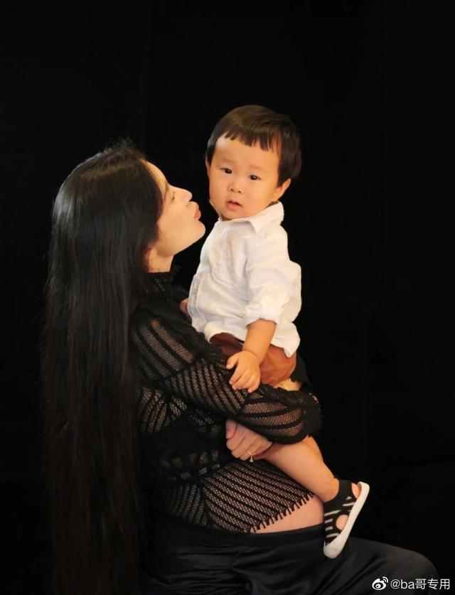 张纪中|张纪中晒与杜星霖结婚证，爱妻子生两娃终正名，助理成第三任妻子