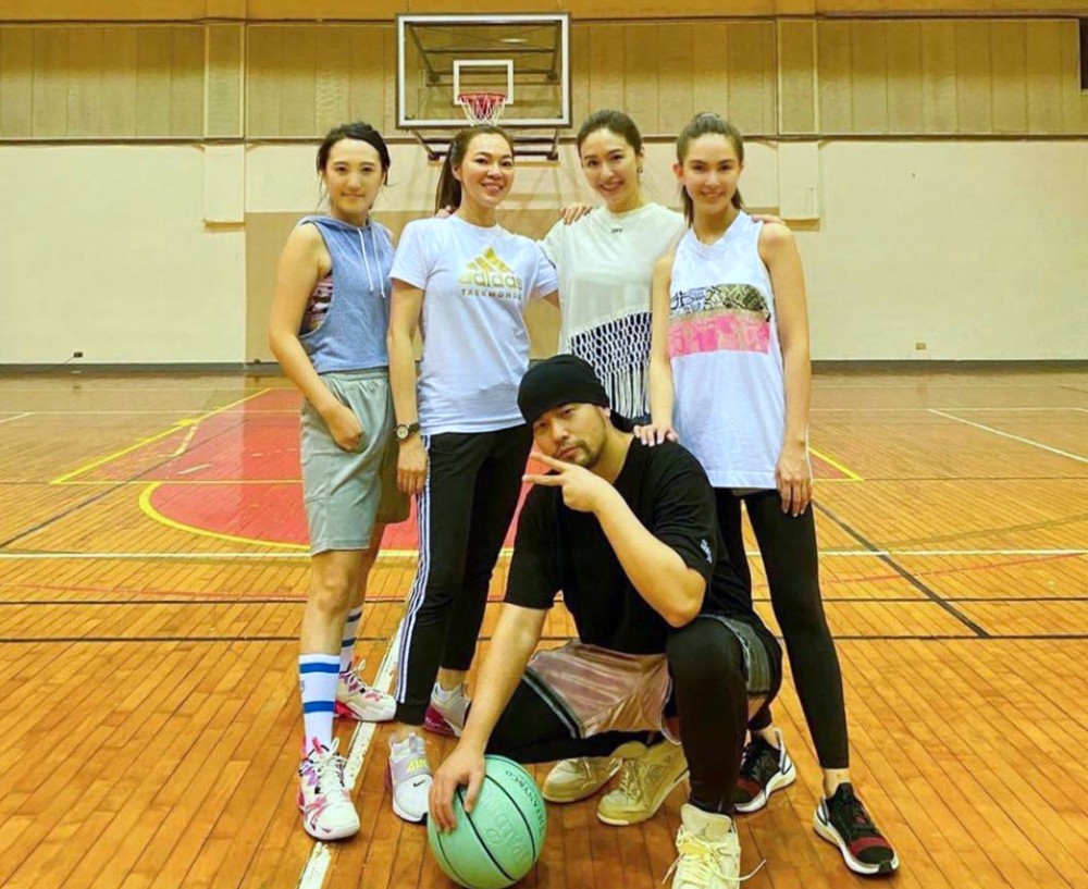 周杰伦|周杰伦陪众美女打篮球，仨球友背景强大，千亿富士康老板娘在其中