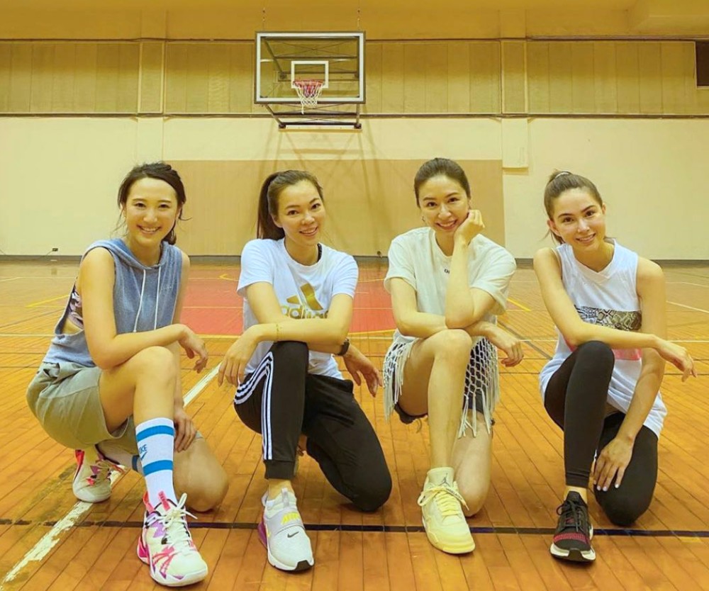 周杰伦|周杰伦陪众美女打篮球，仨球友背景强大，千亿富士康老板娘在其中