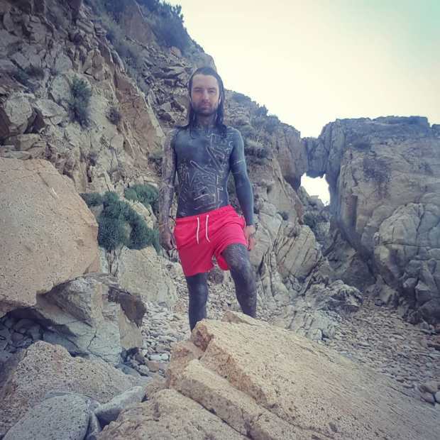 瑞士男子花近10万元全身纹黑,还说对痛苦感很痴迷