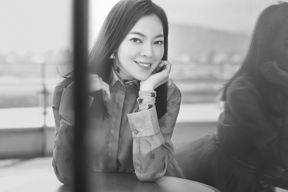 周杰伦|周杰伦陪众美女打篮球，仨球友背景强大，千亿富士康老板娘在其中