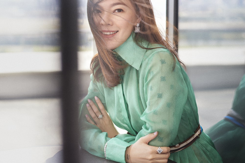 周杰伦|周杰伦陪众美女打篮球，仨球友背景强大，千亿富士康老板娘在其中