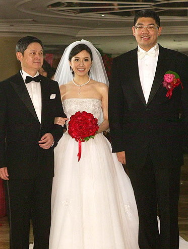 周杰伦|周杰伦陪众美女打篮球，仨球友背景强大，千亿富士康老板娘在其中