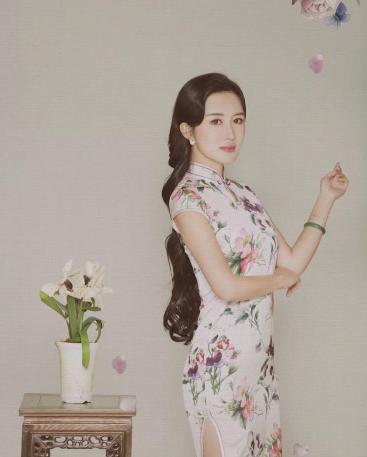 张纪中承认再婚,小31岁娇妻杜星霖绝美写真曝光,穿旗袍古装超惊艳_腾
