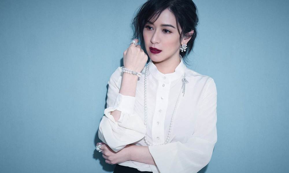 周杰伦|周杰伦陪众美女打篮球，仨球友背景强大，千亿富士康老板娘在其中