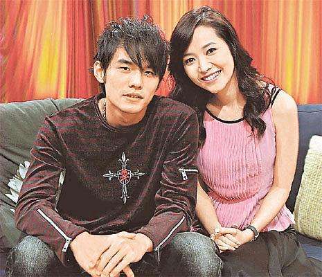 周杰伦|周杰伦陪众美女打篮球，仨球友背景强大，千亿富士康老板娘在其中