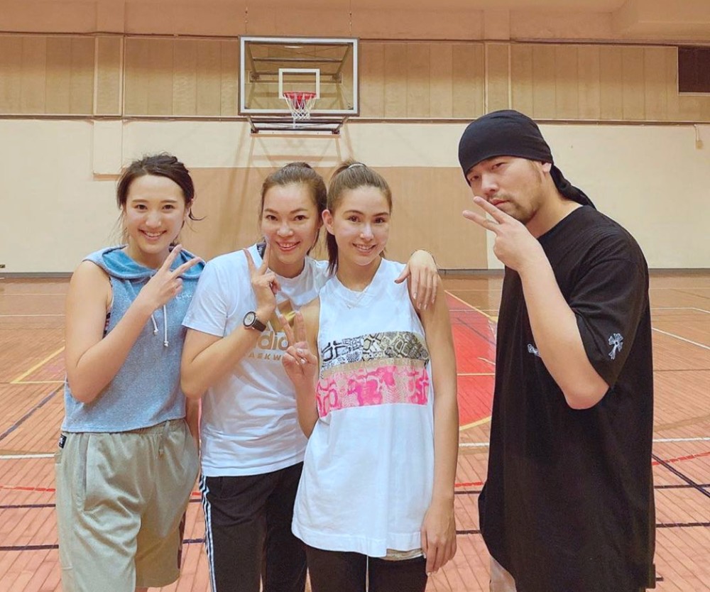 周杰伦|周杰伦陪众美女打篮球，仨球友背景强大，千亿富士康老板娘在其中
