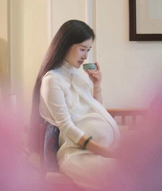 张纪中|张纪中与小31岁女助理结婚照首曝光，一个满头白发，一个娇小可人