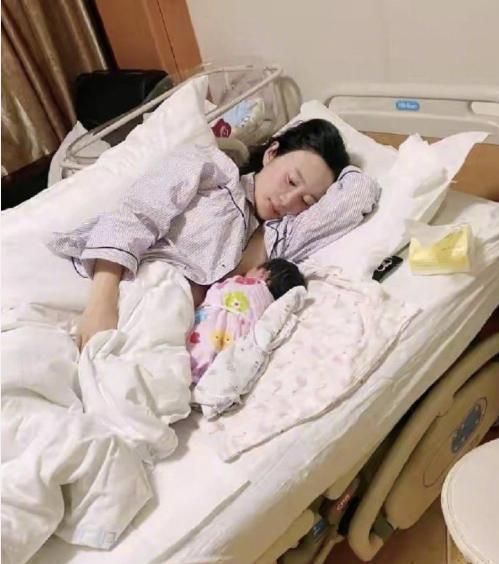 张纪中|张纪中与小31岁女助理结婚照首曝光，一个满头白发，一个娇小可人