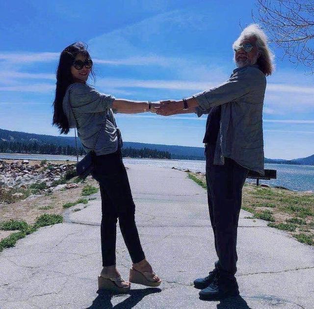 张纪中|张纪中与小31岁女助理结婚照首曝光，一个满头白发，一个娇小可人