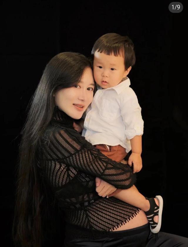 张纪中|张纪中与小31岁女助理结婚照首曝光，一个满头白发，一个娇小可人